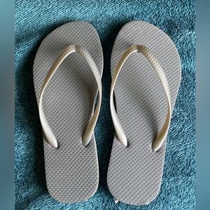 Old Navy flip flops. Size 5/6. Silver grey.